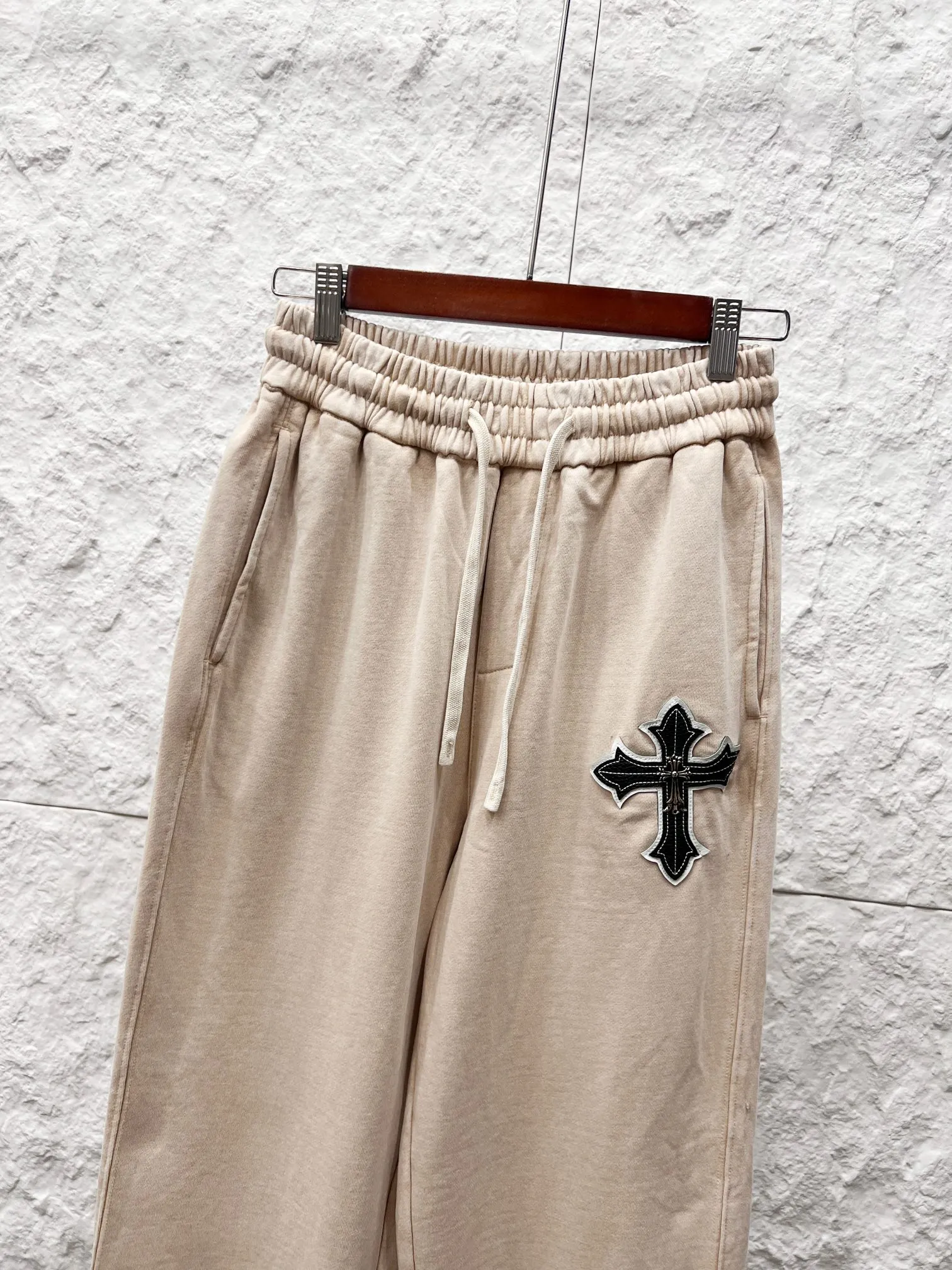 Chrome Hearts（ In Stock） ， ， ， Retro ， ， Classic 。Cemetery Cross + ：Top-Grain Cowhide （Genuine Leather ） ： ： （4 ） ： 。 Genuine Leather ；Black Khaki Dark Gray Sizes；S-2XL （ ） （ ）